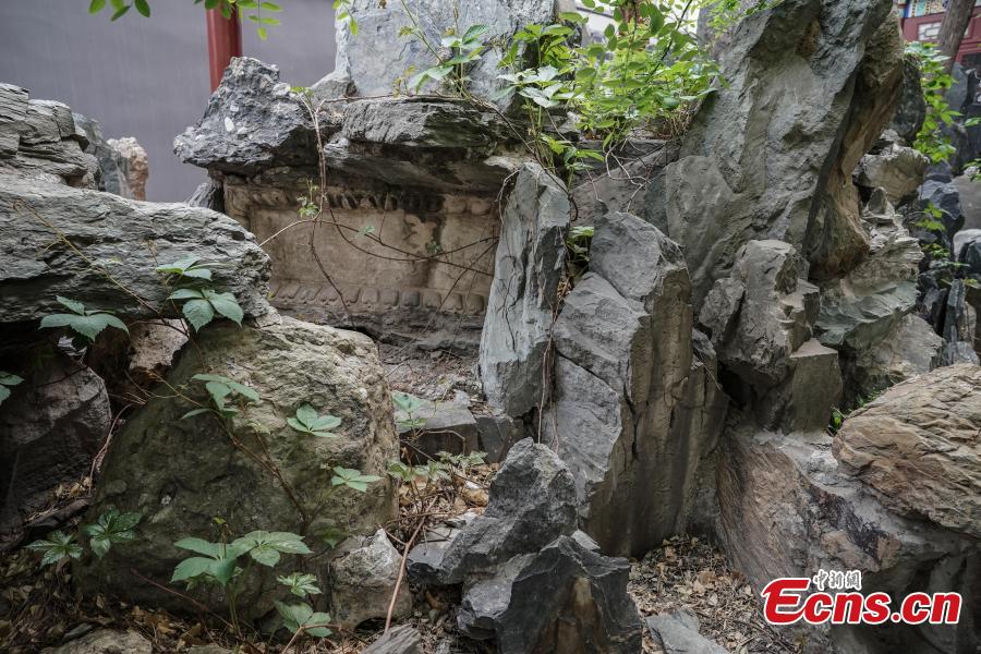 A ceremony is held to mark the handover of two stone relics from the Qing Dynasty (1644-1911) from the office of the Central Committee of the China Democratic League to the Old Summer Palace in Beijing, April 19, 2018. A stone tablet with Emperor Qianlong\'s hand-written words Xi Chun Dong and a stone stele with Emperor Jiaqing\'s writing were moved from the office of the Central Committee of the China Democratic League back to their original sites in the Old Summer Palace, once a complex of royal palaces and gardens. (Photo: China News Service/Cui Nan)