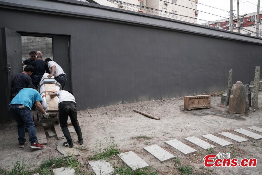 A stone stele with Emperor Jiaqing\'s writing is being relocated before it is sent to the Old Summer Palace in Beijing, April 19, 2018. A stone tablet with Emperor Qianlong\'s hand-written words Xi Chun Dong and a stone stele with Emperor Jiaqing\'s writing were moved from the office of the Central Committee of the China Democratic League back to their original sites in the Old Summer Palace, once a complex of royal palaces and gardens. (Photo: China News Service/Cui Nan)