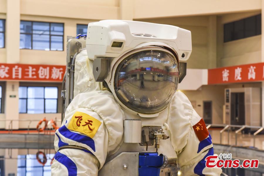 A suit for underwater training for astronaut is on display for the first time at the China Astronaut Research and Training Center in Beijing, April 20, 2018. The suit named Fei Tian(\'flying into the sky\') marked a breakthrough in China\'s design and making of space suits. It was displayed during a forum on aerospace medical engineering organized by the center. (Photo: China News Service/Chen Yachao)