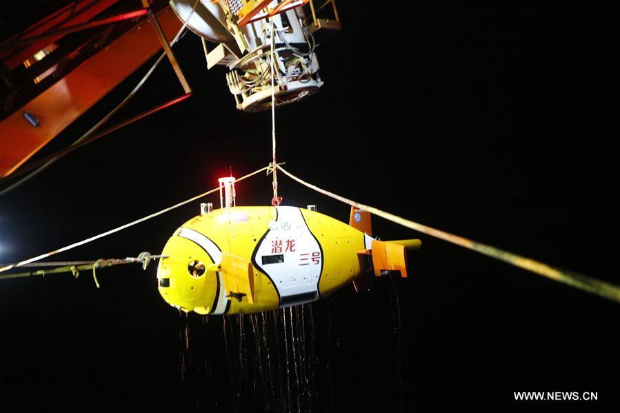 China\'s unmanned submersible Qianlong III is retrieved from its second dive into the sea back to the Chinese research vessel Dayang Yihao (Ocean No. 1), on April 22, 2018. The submersible, diving for its second sea test, entered the 3,850-meter-deep sea area and traveled 156.82 km during the nearly 43-hour voyage from April 21 to 22. (Xinhua/Liu Shiping)