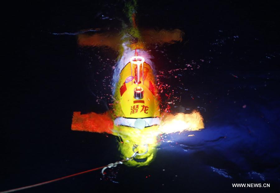 
China\'s unmanned submersible Qianlong III ascends from its second dive back to the Chinese research vessel Dayang Yihao (Ocean No. 1), on April 22, 2018. The submersible, diving for its second sea test, entered the 3,850-meter-deep sea area and traveled 156.82 km during the nearly 43-hour voyage from April 21 to 22. (Xinhua/Liu Shiping)