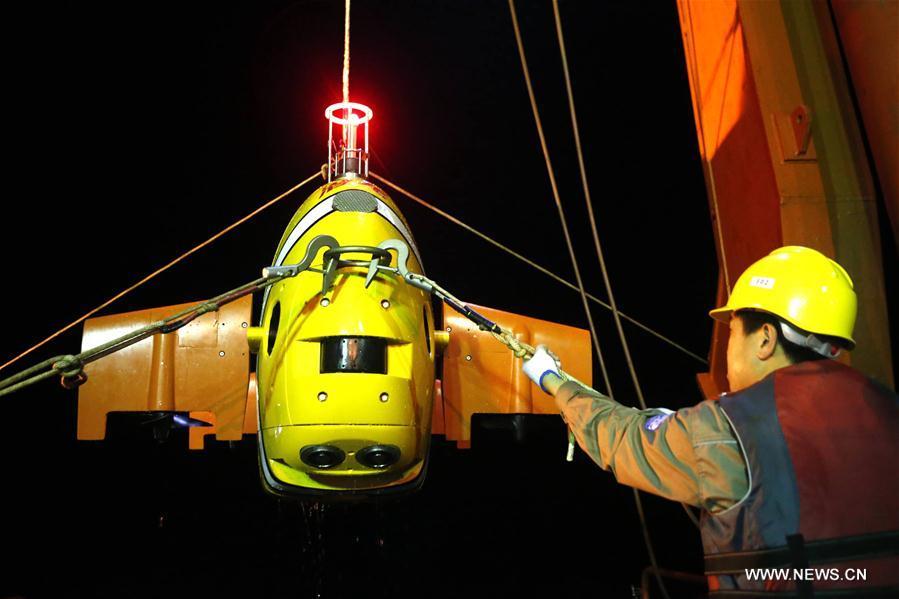 China\'s unmanned submersible Qianlong III is retrieved from its second dive into the sea back to the Chinese research vessel Dayang Yihao (Ocean No. 1), on April 22, 2018. The submersible, diving for its second sea test, entered the 3,850-meter-deep sea area and traveled 156.82 km during the nearly 43-hour voyage from April 21 to 22. (Xinhua/Liu Shiping)