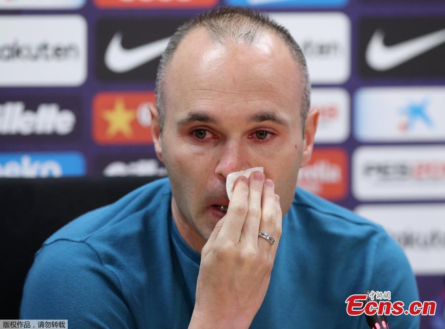 FC Barcelona\'s Andres Iniesta attends the press conference in Barcelona, Spain, April 27, 2018. Iniesta announced in an emotional news conference he is leaving the La Liga club at the end of this season after 16 trophy-filled years pulling the strings at the heart of their midfield. (Photo/Agencies)