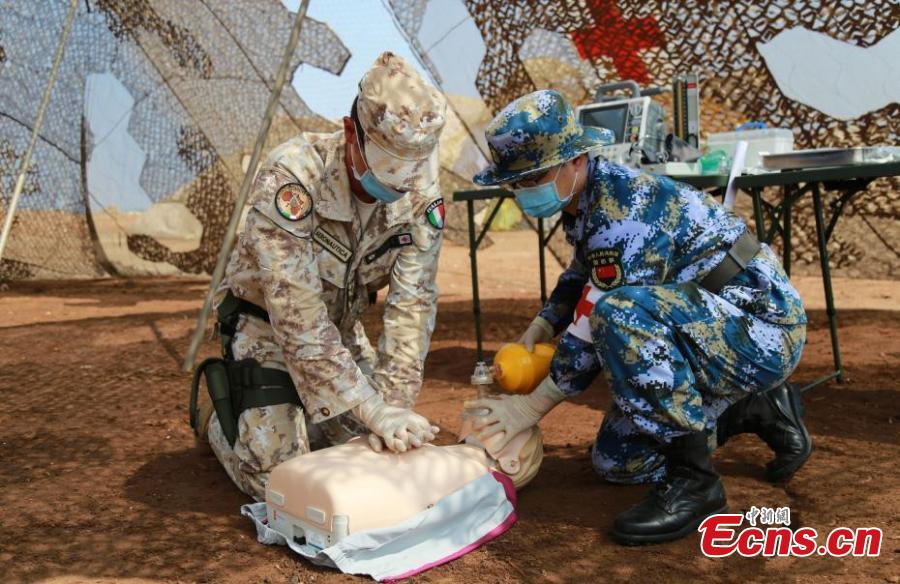 Medical teams practice cardiopulmonary resuscitation during a joint training exercise by the local PLA support base and the Italian National Support Military Base in Djibouti on Wednesday, April 25, 2018.(Photo: China News Service/Tan Longlong)