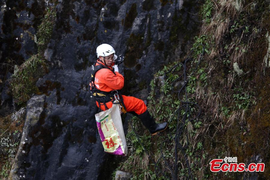 A sanitary worker collects rubbish on a cliff in the Emei Mountains, a tourist attraction in Sichuan Province, May 1, 2018. Hanging from cables, the Spiderman-like sanitary workers need to climb down cliffs 200 meters high to clean the rubbish left behind by unruly tourists during the May Day holiday. (Photo: China News Service/Liu Zhongjun)