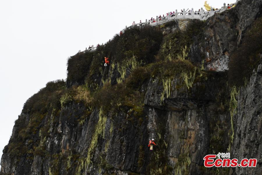 Sanitary workers collect rubbish on a cliff in the Emei Mountains, a tourist attraction in Sichuan Province, May 1, 2018. Hanging from cables, the Spiderman-like sanitary workers need to climb down cliffs 200 meters high to clean the rubbish left behind by unruly tourists during the May Day holiday. (Photo: China News Service/Liu Zhongjun)