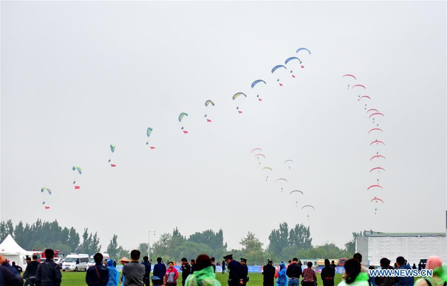 Performers give a powered parachutes air show on the opening ceremony of an air sports carnival held in Hengshui City, north China\'s Hebei Province, May 1, 2018. (Xinhua/Mou Yu)