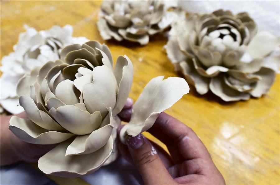 Porcelain peonies shine in Luoyang(1/5)