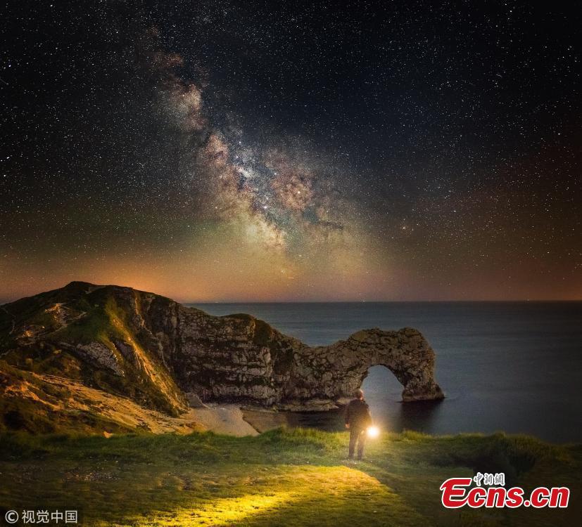 Photo taken by Kevin Ferrioli from a beach in Dorset, the U.K., shows the incredible details of the Milky Way. (Photo/VCG)