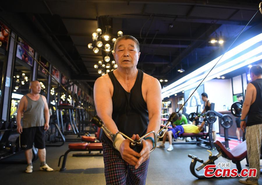 Liu Jingwei works out at a gym in Changchun City, Northeast China\'s Jilin Province, May 4, 2018. Liu, 70, survived rectal cancer diagnosed in 2004, and has been training at the gym for 13 years since he underwent surgery. Liu is regarded by young people at the gym as a role model. (Photo: China News Service/Zhang Yao)