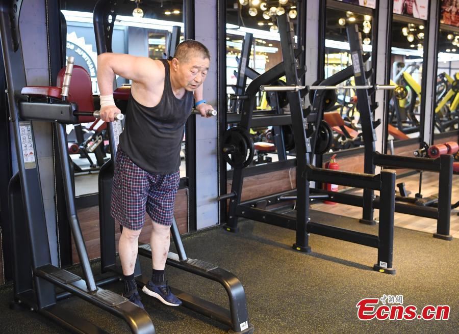 Liu Jingwei works out at a gym in Changchun City, Northeast China\'s Jilin Province, May 4, 2018. Liu, 70, survived rectal cancer diagnosed in 2004, and has been training at the gym for 13 years since he underwent surgery. Liu is regarded by young people at the gym as a role model. (Photo: China News Service/Zhang Yao)