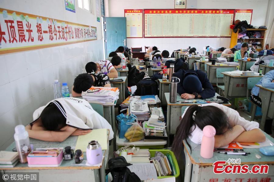 A majority of students nap after lunch at Jianmenguan High School in Jian\'ge County, Southwest China\'s Sichuan Province, May 7, 2018. Senior high school students are making final preparation efforts for the national college entrance exam, known as Gaokao, set to take place in one month\'s time. (Photo/VCG)
