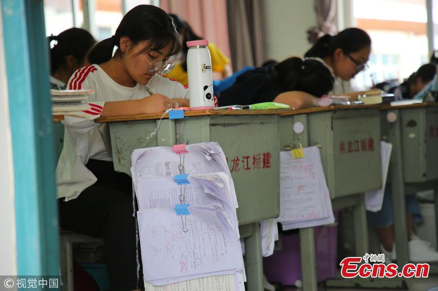 Student learn in a classroom at Jianmenguan High School in Jian\'ge County, Southwest China\'s Sichuan Province, May 7, 2018. Senior high school students are making final preparation efforts for the national college entrance exam, known as Gaokao, set to take place in one month\'s time. (Photo/VCG)