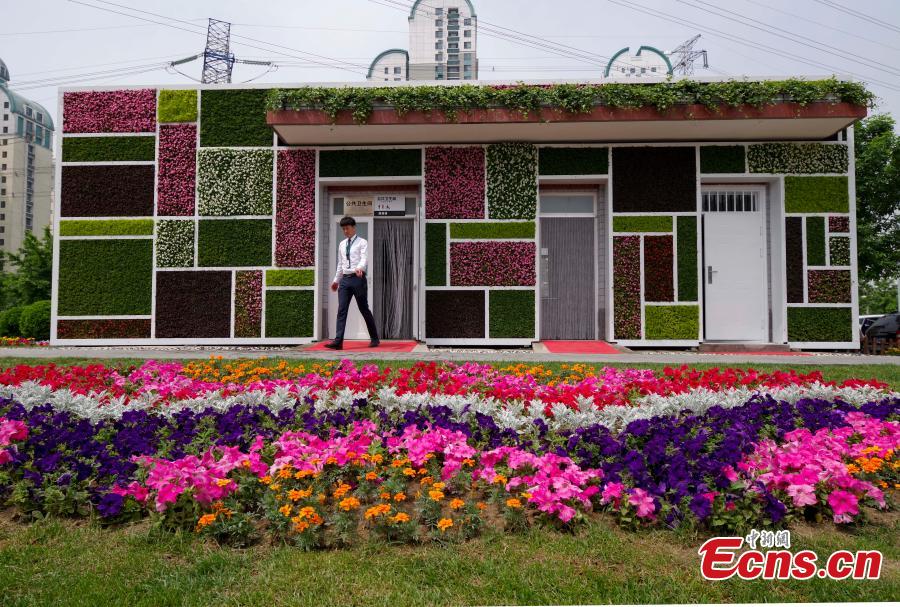 Photo taken on May 7, 2018 shows a public toilet in Fengtai District, Beijing has its walls covered by plants and flowers. (Photo: China News Service/Jia Tianyong)