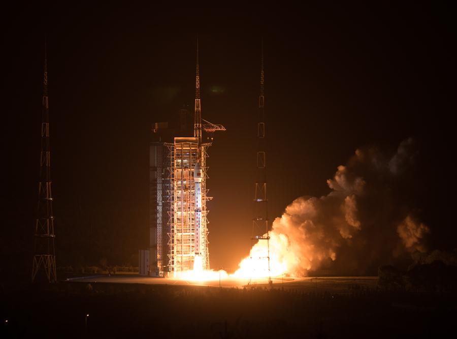 
Photo taken on May 9, 2018 shows the Gaofen-5 satellite being launched off the back of a Long March 4C rocket at 2:28 a.m. Beijing Time from the Taiyuan Satellite Launch Center in northern Shanxi Province. China on Wednesday launched Gaofen-5, a hyperspectral imaging satellite, as part of the country\'s high-resolution Earth observation project. (Xinhua/Jin Liwang)
