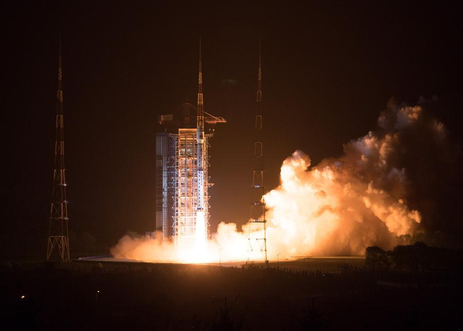 Photo taken on May 9, 2018 shows the Gaofen-5 satellite being launched off the back of a Long March 4C rocket at 2:28 a.m. Beijing Time from the Taiyuan Satellite Launch Center in northern Shanxi Province. China on Wednesday launched Gaofen-5, a hyperspectral imaging satellite, as part of the country\'s high-resolution Earth observation project. (Xinhua/Jin Liwang)