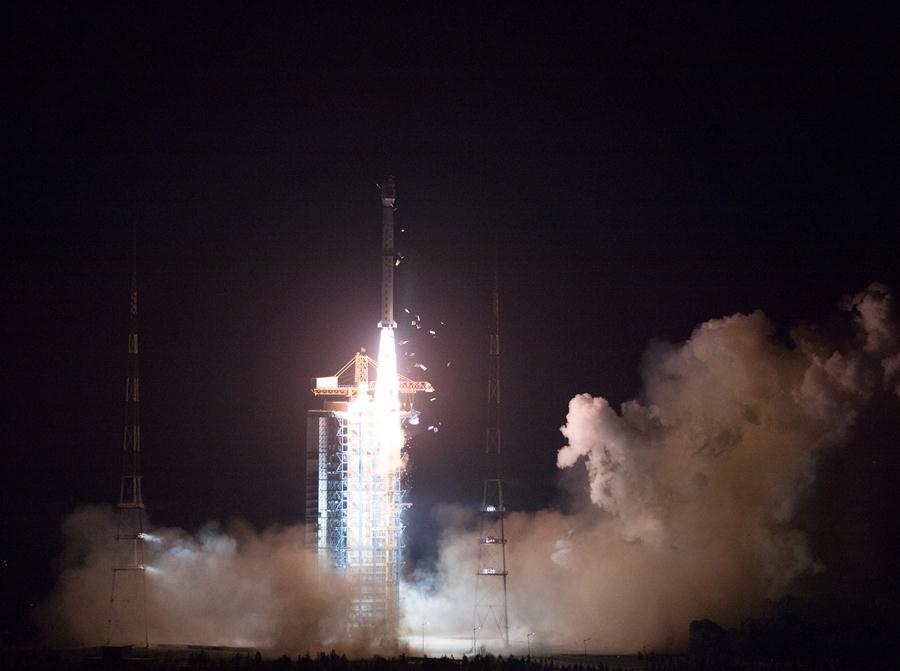 Photo taken on May 9, 2018 shows the Gaofen-5 satellite being launched off the back of a Long March 4C rocket at 2:28 a.m. Beijing Time from the Taiyuan Satellite Launch Center in northern Shanxi Province. China on Wednesday launched Gaofen-5, a hyperspectral imaging satellite, as part of the country\'s high-resolution Earth observation project. (Xinhua/Jin Liwang)