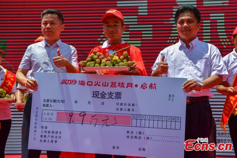 Farmer Wang Changfa wins top prize in a lychee fruit contest in Sanmenpo Town, Haikou City, South China’s Hainan Province, May 13, 2018. His 3.2 kilograms of lychee earned 99,000 yuan ($15,600) at auction. (Photo: China News Service/Luo Yunfei)
