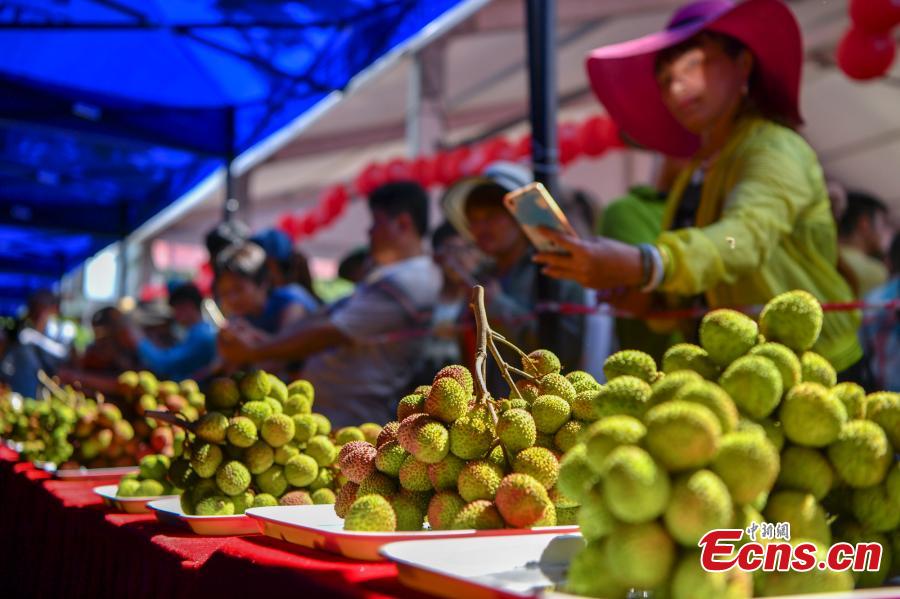 A lychee fruit contest held in Sanmenpo Town, Haikou City, South China’s Hainan Province, May 13, 2018. The contest attracted 44 lychee farmers, all vying for the title of ‘lychee king’. (Photo: China News Service/Luo Yunfei)
