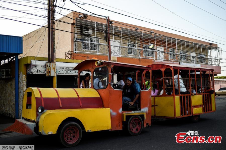 People travel in a children\'s train due to the lack of public transport on May 2, 2018, in Maracaibo, Venezuela. (Photo/Agencies)