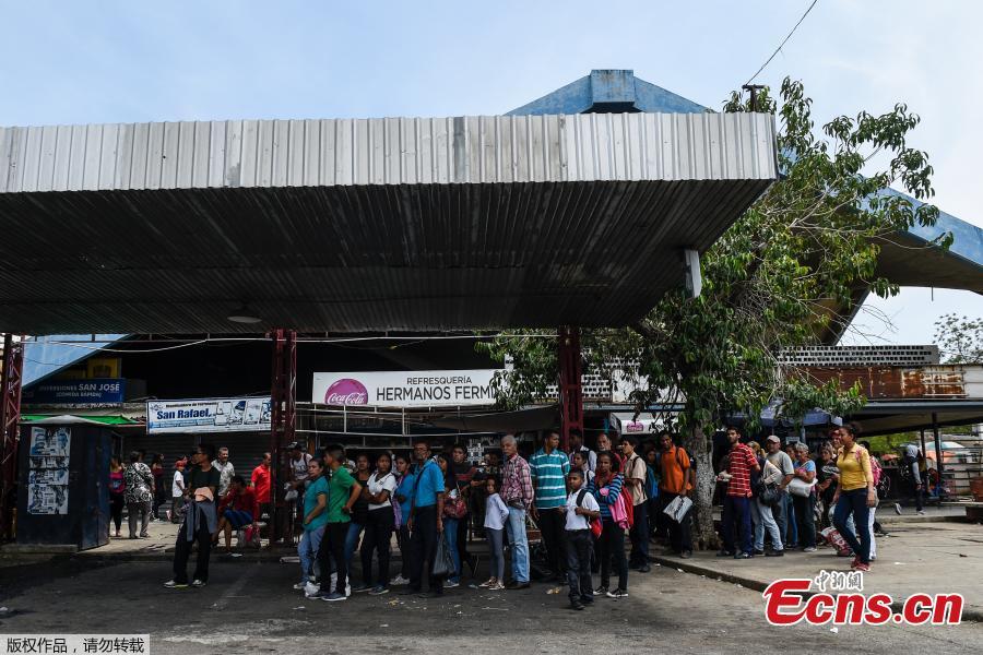 People wait for a transport in Maracaibo, Venezuela, on May 2, 2018. (Photo/Agencies)