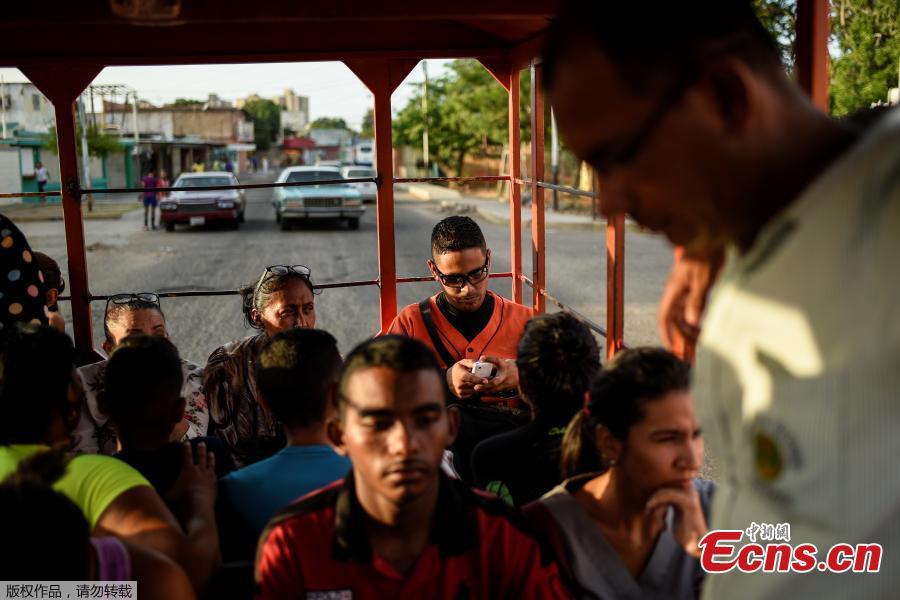 People travel in a children\'s train due to the lack of public transport on May 2, 2018, in Maracaibo, Venezuela. (Photo/Agencies)