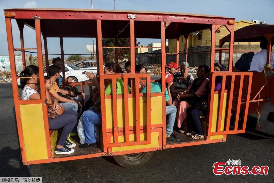People travel in a children\'s train due to the lack of public transport on May 2, 2018, in Maracaibo, Venezuela. (Photo/Agencies)
