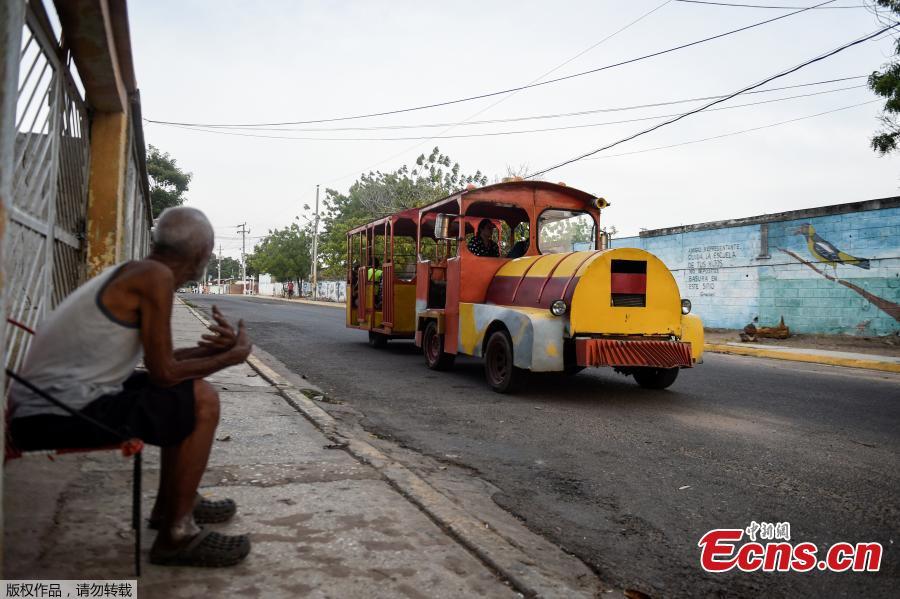 People travel in a children\'s train due to the lack of public transport on May 2, 2018, in Maracaibo, Venezuela. (Photo/Agencies)
