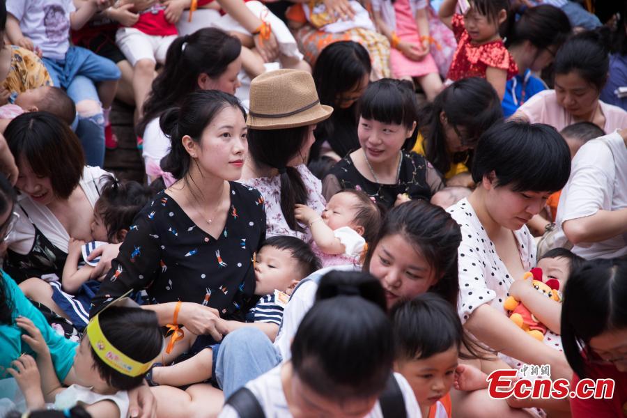 Mothers promote breastfeeding in Fuzhou