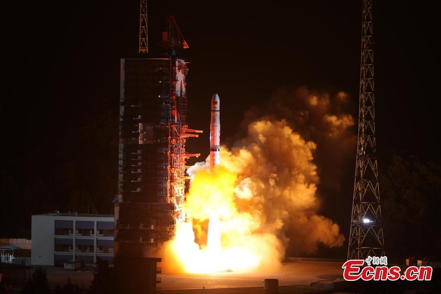 
A Long March-4C rocket carrying a relay satellite, named Queqiao (Magpie Bridge), is launched at 5:28 a.m. from southwest China\'s Xichang Satellite Launch Center, May 21, 2018. The relay satellite will set up a communication link between Earth and the planned Chang\'e-4 lunar probe that will explore the mysterious far side of Moon. (Photo: China News Service/Liang Keyan)
