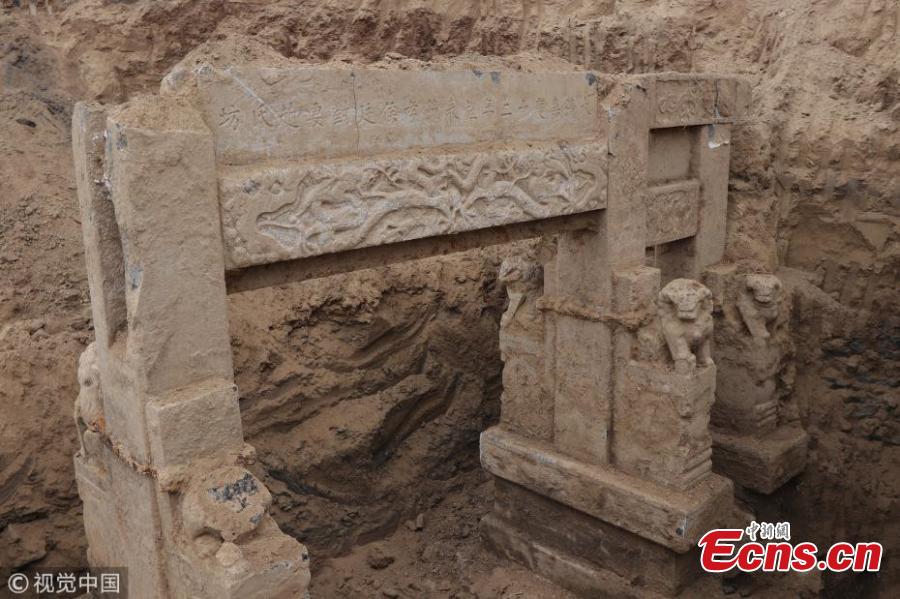 Photo taken on May 21, 2018 shows a paifang, a chastity memorial arch, from the Qing Dynasty (1644-1911) found at a construction site in Binzhou City, East China’s Shandong Province. In the past, paifang were given to widows who remained unmarried till death, praising what was seen as loyalty to their deceased husbands. The structure is four meters high and six meters wide, accompanied by six stone lions at the front and rear. (Photo/VCG)