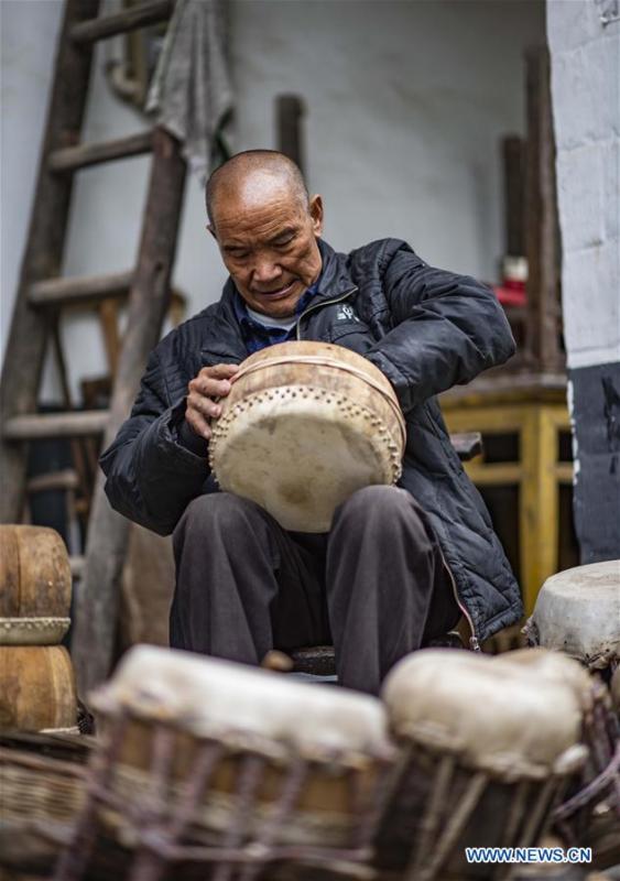 Wu Kaixue makes a Dingtang drum at his courtyard in Longtan Village, Shennongjia of central China\'s Hubei Province, May 21, 2018. Wu Kaixue, who is 75 years old, began to learn the making of Dingtang drums when he was 13. The making of Dingtang drums needs natural resources from the Shennongjia forest and also requires high standard of techniques. Wu makes 100 plus drums in a year and his fame has spread far away. (Xinhua/Du Huaju)