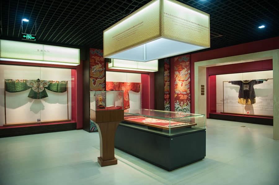 Yunjin robes from Ming and Qing dynasties on display at the Nanjing Yunjin Museum on May 21, 2018. (Photo provided to chinadaily.com.cn)

In the museum\'s operation room stands 12 traditional looms for production and demonstration use. Two craftspeople operate the upper and lower parts of each loom to produce textiles incorporating fine materials such as silk, gold and peacock feather yarn. The method comprises more than 100 procedures, including manufacturing looms, drafting patterns and the many stages of weaving itself.

The technique was once used to produce royal garments such as the dragon robe and crown costume. Today, it\'s widely used to make high-end attire and souvenirs.