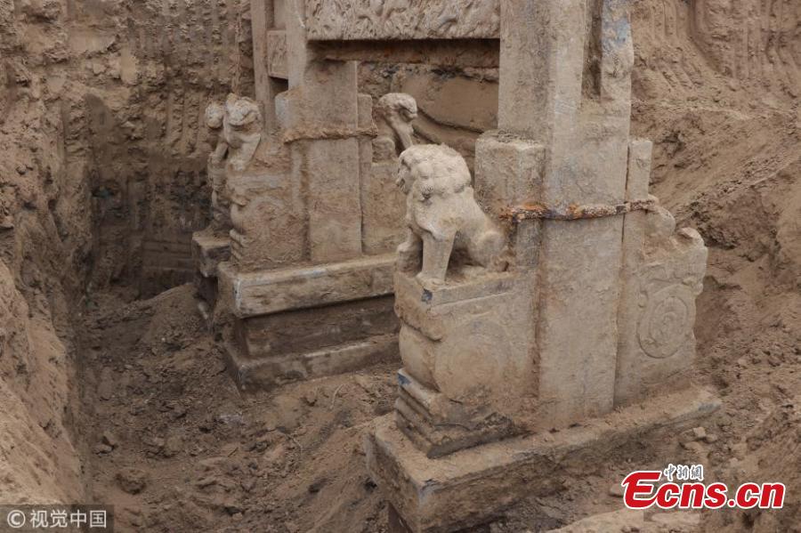 Photo taken on May 21, 2018 shows a paifang, a chastity memorial arch, from the Qing Dynasty (1644-1911) found at a construction site in Binzhou City, East China’s Shandong Province. In the past, paifang were given to widows who remained unmarried till death, praising what was seen as loyalty to their deceased husbands. The structure is four meters high and six meters wide, accompanied by six stone lions at the front and rear. (Photo/VCG)