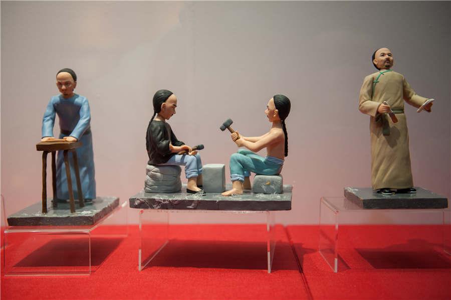 Figurines show ancient people making yunjin brocade. (Photo provided to chinadaily.com.cn)