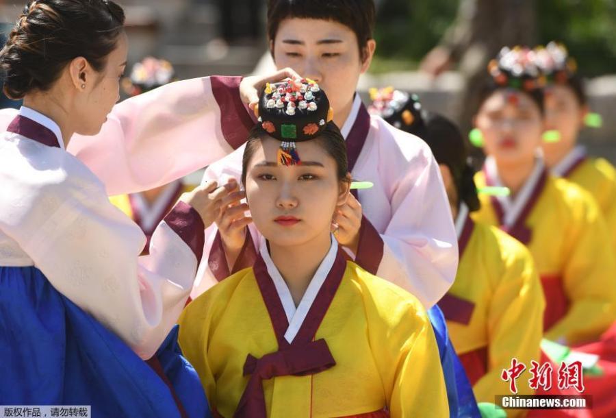 South Korean students attend a traditional coming-of-age ceremony in Seoul, May 21, 2018. Every year on the third Monday in May, South Koreans celebrate the coming-of-age ceremony for young men and women. (Photo/Agencies)