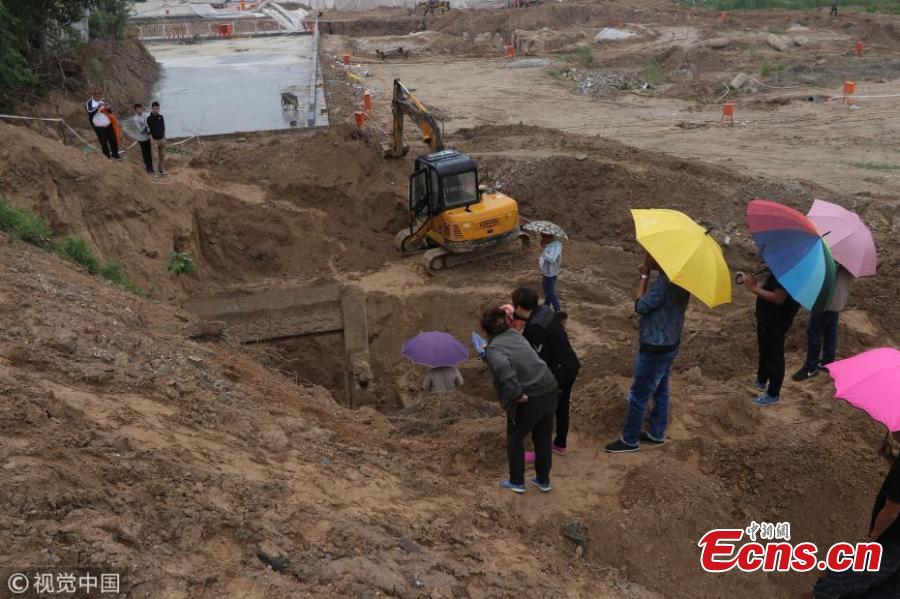Photo taken on May 21, 2018 shows a paifang, a chastity memorial arch, from the Qing Dynasty (1644-1911) found at a construction site in Binzhou City, East China’s Shandong Province. In the past, paifang were given to widows who remained unmarried till death, praising what was seen as loyalty to their deceased husbands. The structure is four meters high and six meters wide, accompanied by six stone lions at the front and rear. (Photo/VCG)