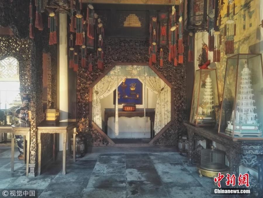 A new lighting system is in use at the Palace of Gathered Elegance (Chuxiu gong) in the Palace Museum in Beijing. Chuxiu gong is located in the northeast of the Six Western Palaces. Notable among the consorts who lived here throughout the Ming (1368-1644) and Qing (1644-1911) dynasties was the Empress Dowager Cixi. She lived here when she was young as Consort Yi. In the rear hall, she gave birth to Zaichun, the only son of the Xianfeng Emperor and who became the Tongzhi Emperor. Walls of the roofed corridors in the courtyard have inscriptions written by the courtiers for her fiftieth birthday in 1884. The new lighting system, which is not a fire risk, is said to be enhancing visitor experiences. (Photo/VCG)