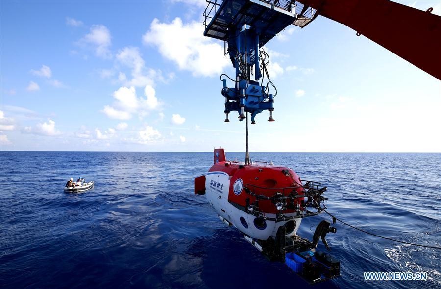 China\'s manned submersible Shenhai Yongshi, or Deep Sea Warrior, prepares to dive in the South China Sea, May 21, 2018. Well-known geologist Wang Pinxian, 82, an academician at the Chinese Academy of Sciences, conducted his 3rd dive in the South China Sea on Monday, and it\'s also the 76th successful dive of the submersible Deep Sea Warrior.(Xinhua/Zhang Jiansong)