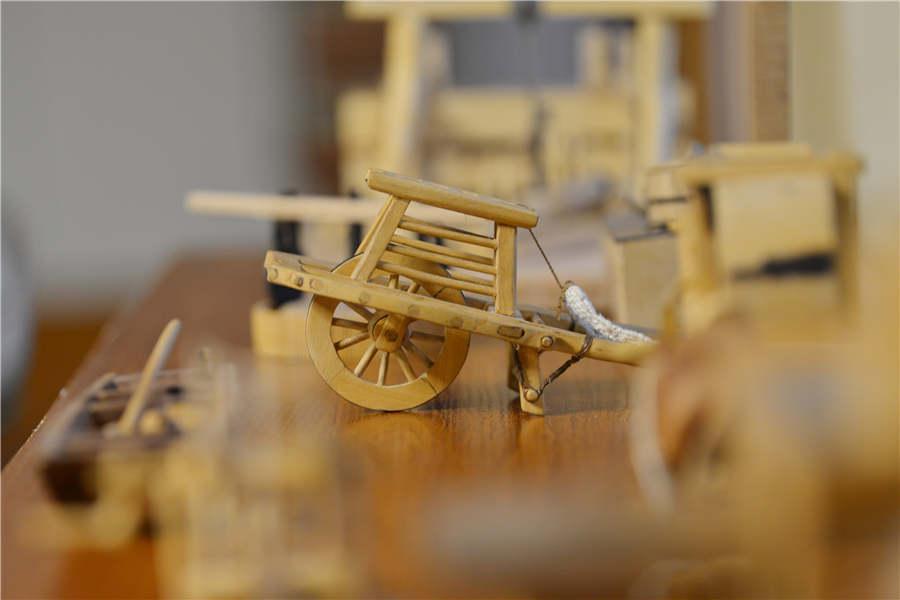 A miniature wooden wheelbarrow made by Chen Hesheng. (Photo/Asianewsphoto)