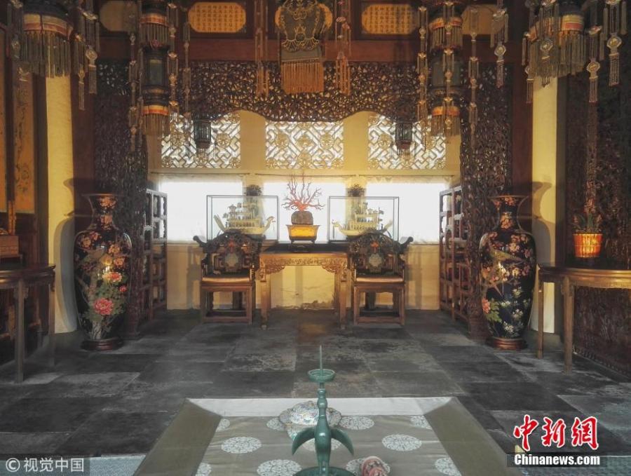 A new lighting system is in use at the Palace of Gathered Elegance (Chuxiu gong) in the Palace Museum in Beijing. Chuxiu gong is located in the northeast of the Six Western Palaces. Notable among the consorts who lived here throughout the Ming (1368-1644) and Qing (1644-1911) dynasties was the Empress Dowager Cixi. She lived here when she was young as Consort Yi. In the rear hall, she gave birth to Zaichun, the only son of the Xianfeng Emperor and who became the Tongzhi Emperor. Walls of the roofed corridors in the courtyard have inscriptions written by the courtiers for her fiftieth birthday in 1884. The new lighting system, which is not a fire risk, is said to be enhancing visitor experiences. (Photo/VCG)
