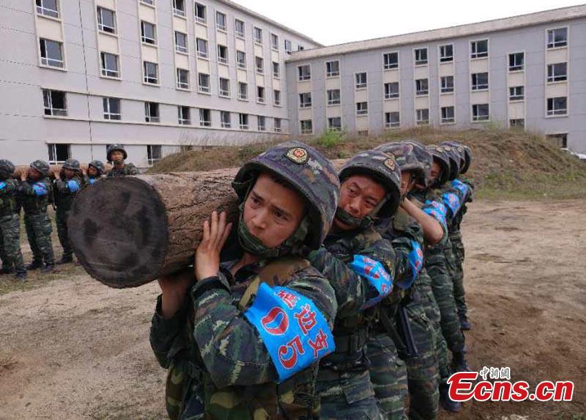 Armed police undertake an intensive training program in the Changbai Mountains in Yanbian Korean Autonomous Prefecture, Northeast China’s Jilin Province. The seven-day-six-night training involved 42 components, including long-distance maneuvers and hostage rescue. (Photo: China News Service/Lu Heping)