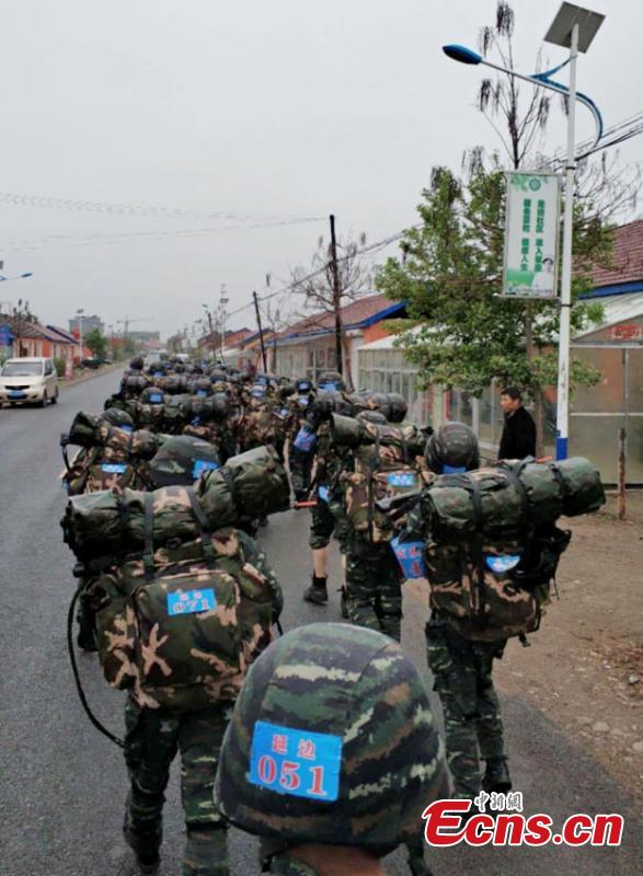 Armed police undertake an intensive training program in the Changbai Mountains in Yanbian Korean Autonomous Prefecture, Northeast China’s Jilin Province. The seven-day-six-night training involved 42 components, including long-distance maneuvers and hostage rescue. (Photo: China News Service/Lu Heping)