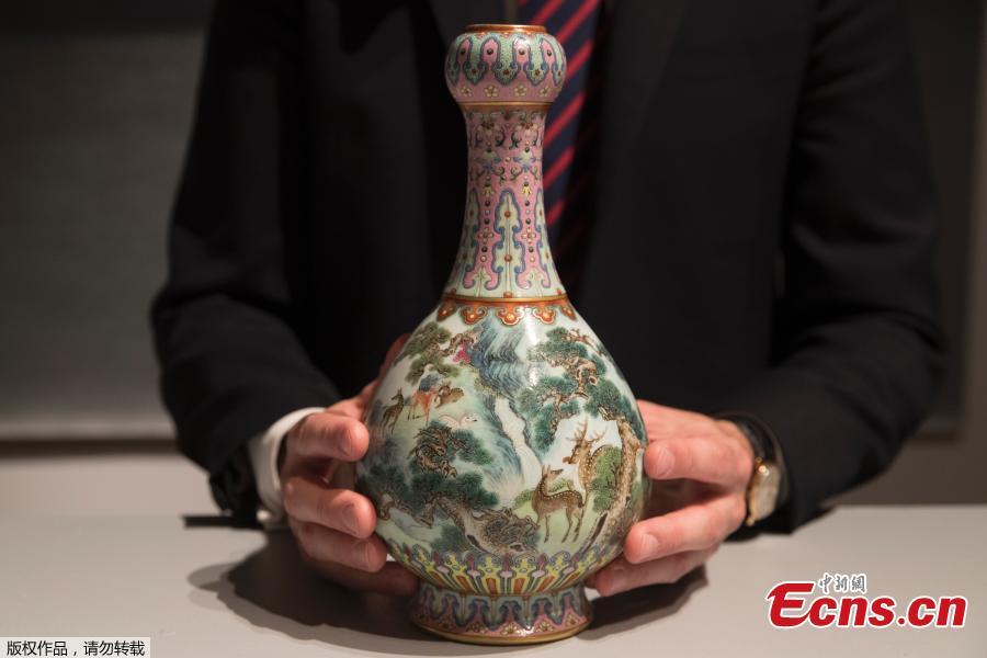 A rare Imperial Qianlong porcelain vase (18th century) is displayed at Sotheby\'s auction company in Paris, on May 22, 2018. The vase, which was stored in a shoebox in an attic for decades, will be sold at Sotheby\'s Paris on June. (Photo/Agencies)