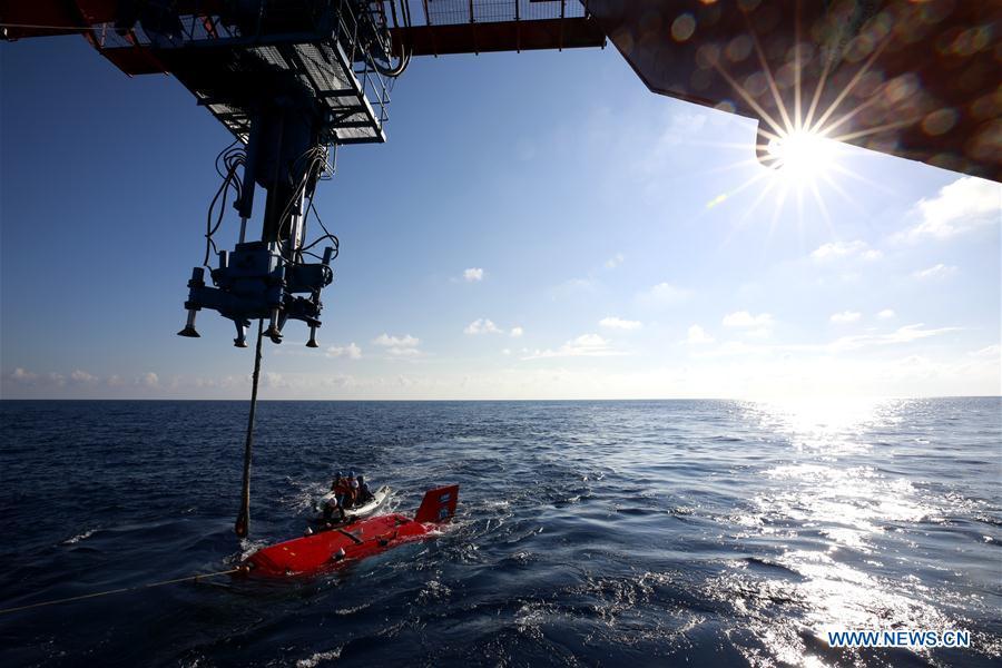 China\'s manned submersible Shenhai Yongshi, or Deep Sea Warrior, returns to the oceanic research vessel Tansuo-1 after its dive in the South China Sea, May 21, 2018. Well-known geologist Wang Pinxian, 82, an academician at the Chinese Academy of Sciences, conducted his 3rd dive in the South China Sea on Monday, and it\'s also the 76th successful dive of the submersible Deep Sea Warrior.(Xinhua/Zhang Jiansong)