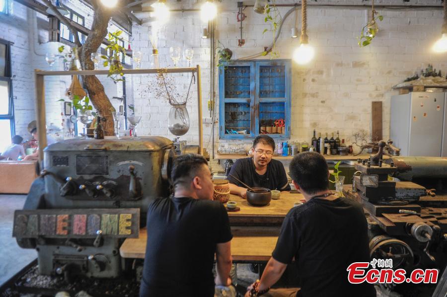 Three young people have transformed an abandoned room of a walking tractor factory into a modern office space for their cultural creations in Nanning City, South China’s Guangxi Zhuang Autonomous Region. Xu Xiaomao, Ouyang Dinghua and Wei Ning rented the space in April 2015 and renovated it for their startup in video and music production. The closed tractor factory was built in 1956 of the former Soviet style. (Photo: China News Service/Liu Yujun)