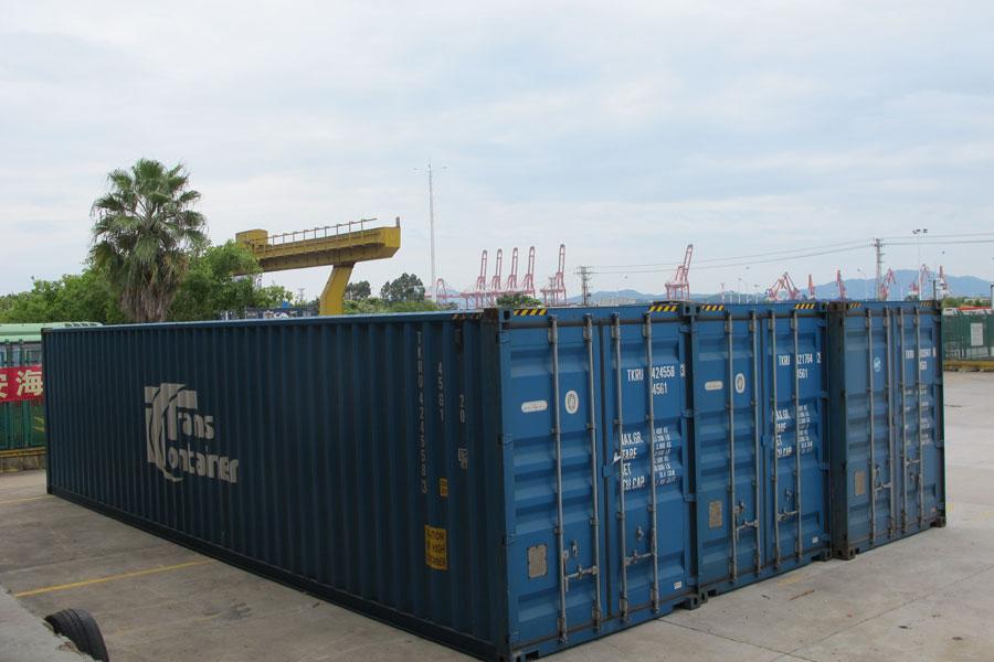 Containers at Haicang Area in Xiamen Port wait to be loaded onto the China (Xiamen) ? Europe (Hamburg) Freight Train, Sept 2, 2017. [Photo/chinadaily.com.cn]




Economic and trade cooperation


Apart from stable political relationship, China and Germany share strong trade and economic ties, with both economies becoming highly complementary.


Bilateral trade 




Germany has been China’s largest trading partner in Europe for 42 years. And in 2016, China for the first time became the biggest trading partner of Germany.


The bilateral trade volume reached $168.1 billion in 2017 with year-on-year growth of 11.1 percent.


China’s economic restructuring and its booming market keeps on creating opportunities for German enterprises, while Germany’s advanced facilities and managerial experience can in turn assist China’s industrial upgrading.