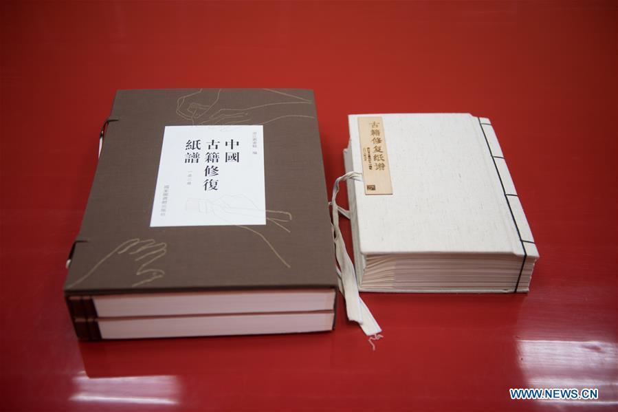 Photo taken on May 23, 2018 shows restoration paper notebooks at an ancient book restoration center of Zhejiang Library in Hangzhou, east China\'s Zhejiang Province. Yan, 55, has worked in the national level ancient book restoration center of the library for 38 years. She and her colleagues collected more than 200 types of paper to restore ancient books. (Xinhua/Weng Xinyang)