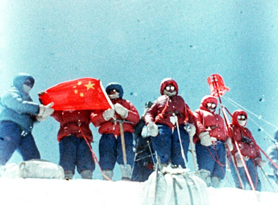 Chinese mountaineers reach the summit of Mount Qomolangma from the North Slope on May 27, 1975. (Photo/Xinhua)