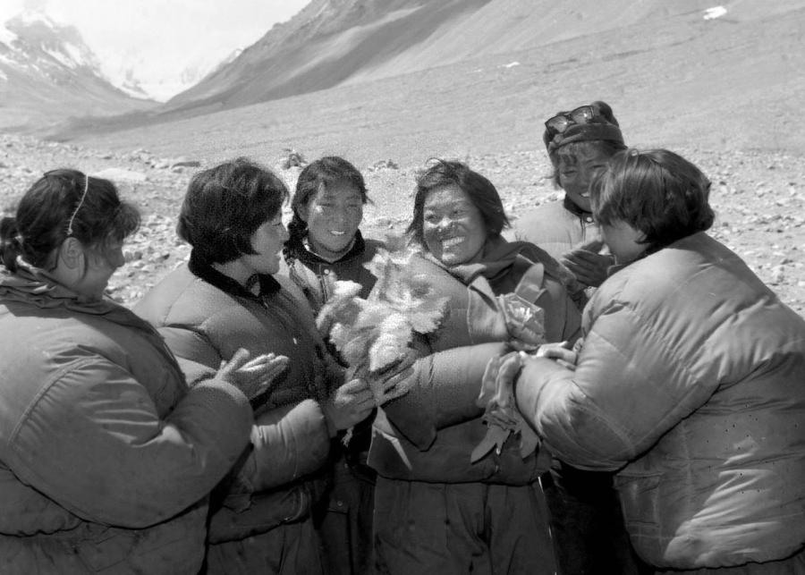 The Chinese female mountaineer Pandor (fourth from left) returns to the base camp from Mount Qomolangma after climbing the peak in May 1975. Pandor became the first woman in the world to reach Mount Qomolangma from the North Slope.  (Photo/Xinhua)